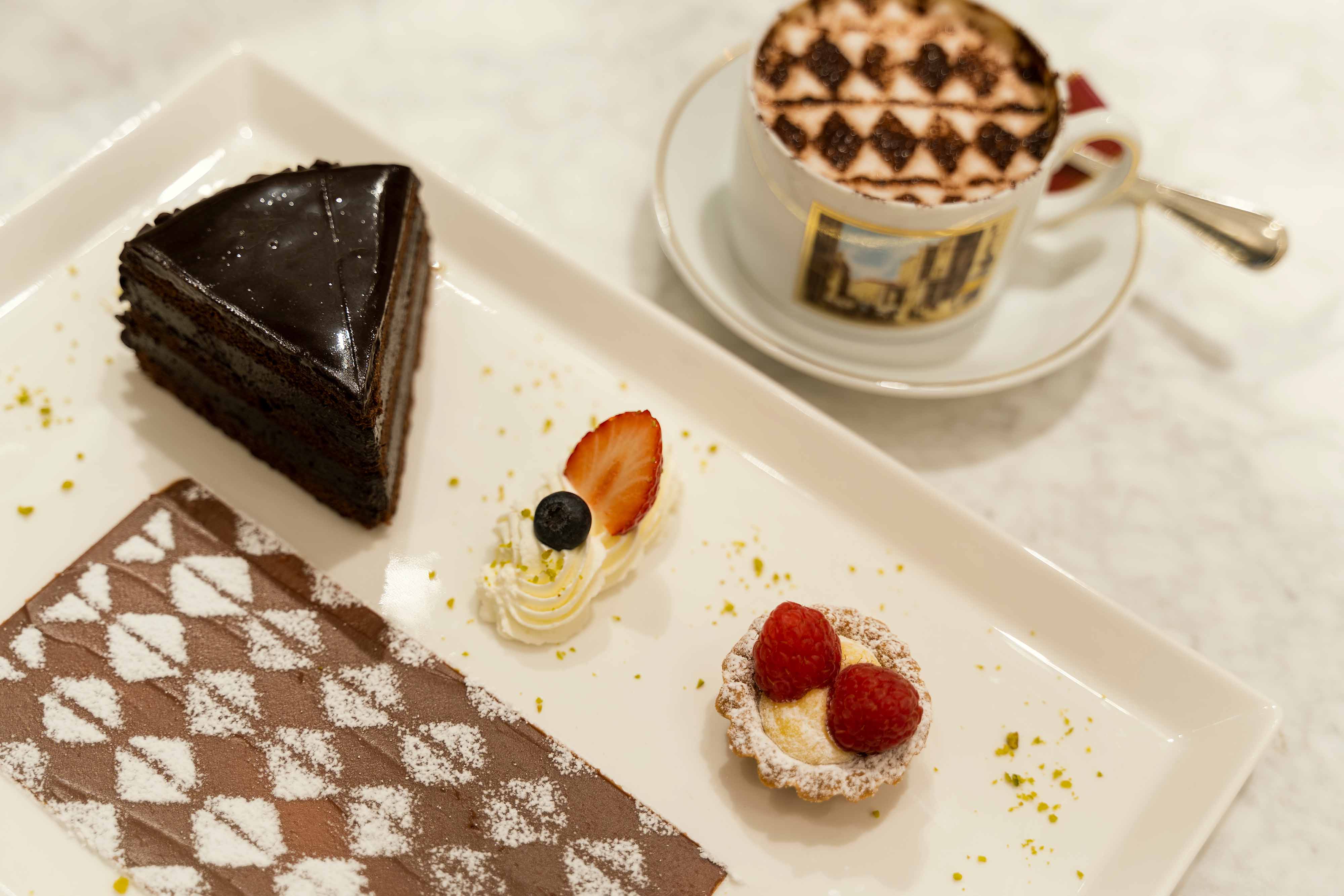 Serapian Boutique - Tokio - Cake, sweets, cappuccino