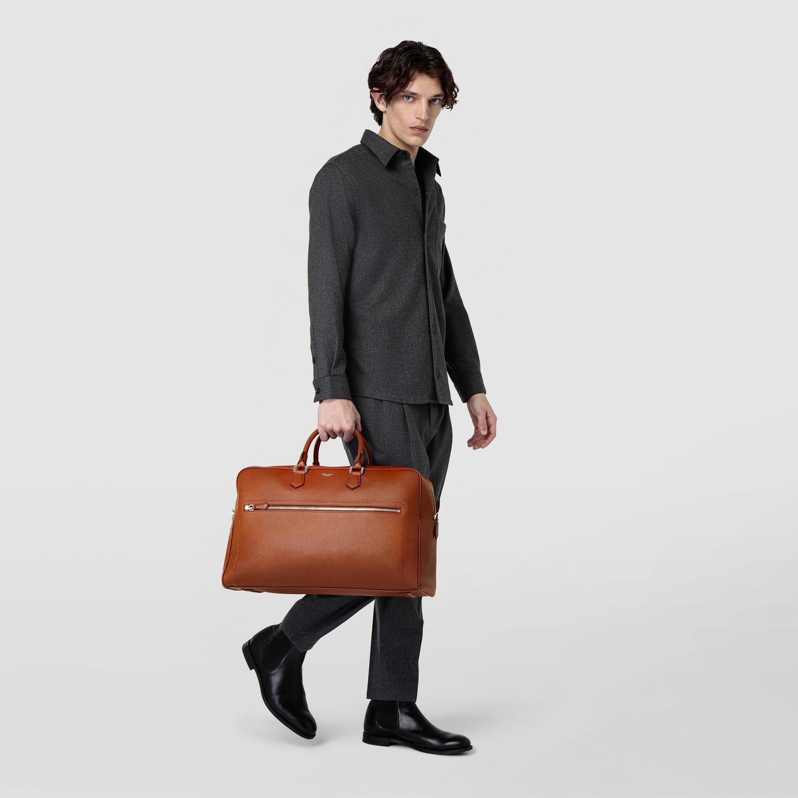 レザー製ミディアムウィークエンダーバッグ タバコブラウン