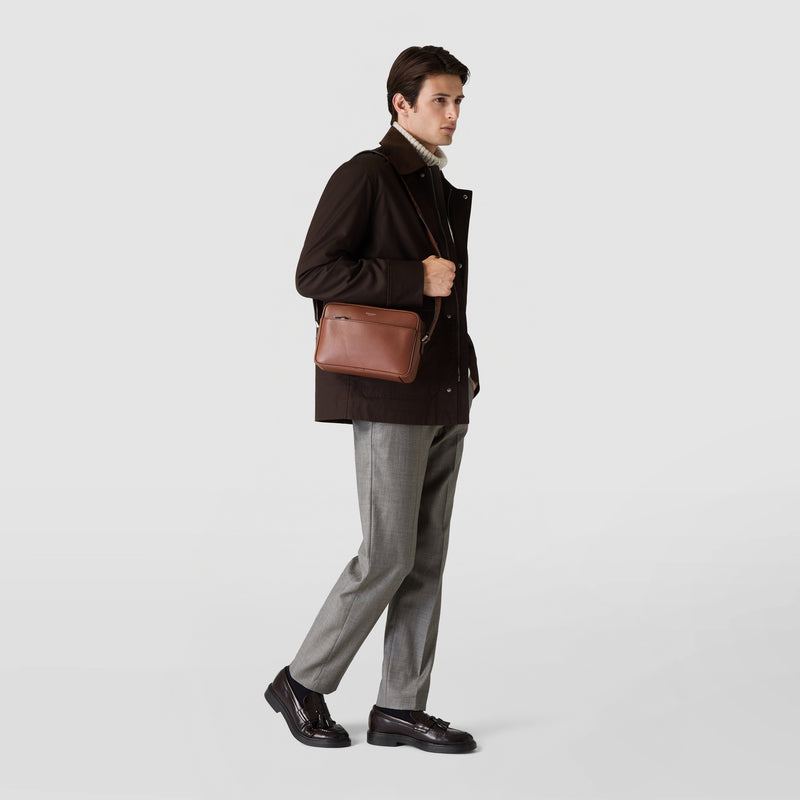 East west crossbody bag in cachemire leather - tobacco