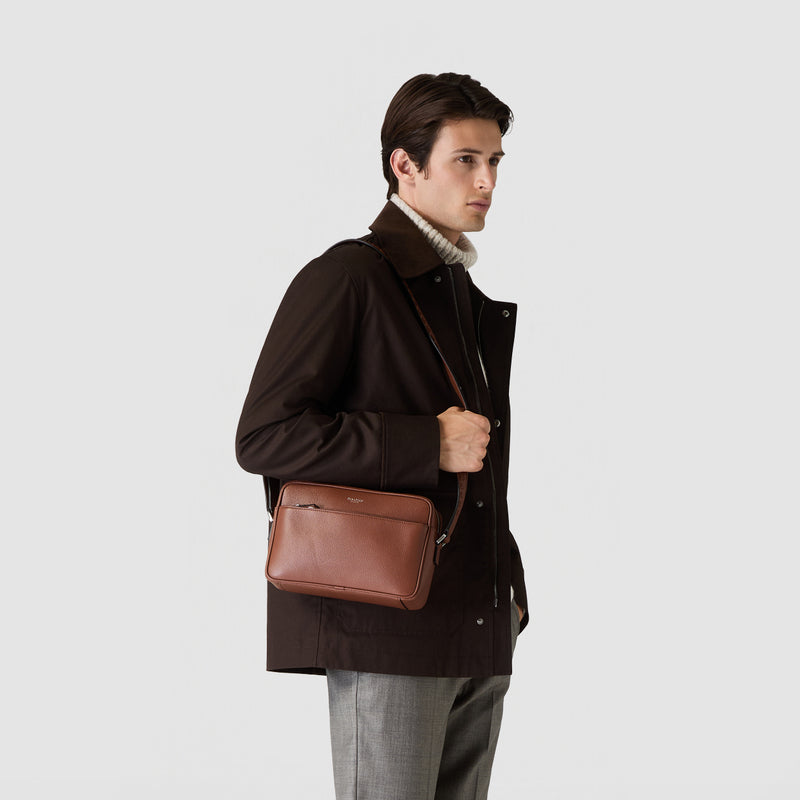 East west crossbody bag in cachemire leather - tobacco