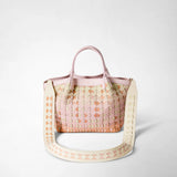 Frontal view — SHOULDER STRAP IN MOSAICO MESTIERI D'ARTE lies across the front of a pink-beige Mosaico leather bag, showing pastel braided patterns and removable ends; visible text: SERAPIAN.