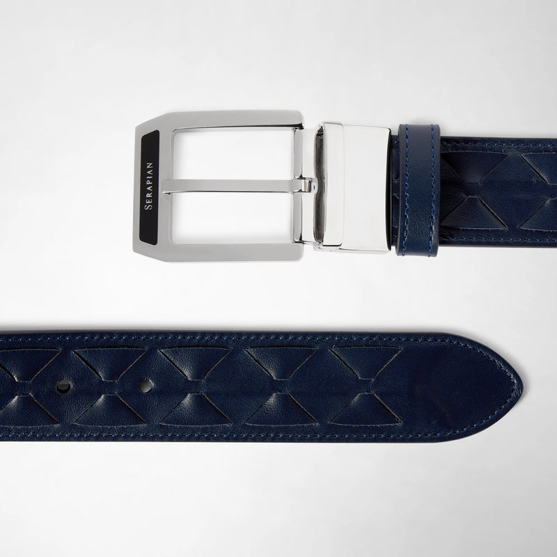 Frontal view: BELT IN MOSAICO featuring navy blue woven nappa leather with visible geometric patterns and a polished silver buckle engraved with &#39;SERAPIAN&#39;.