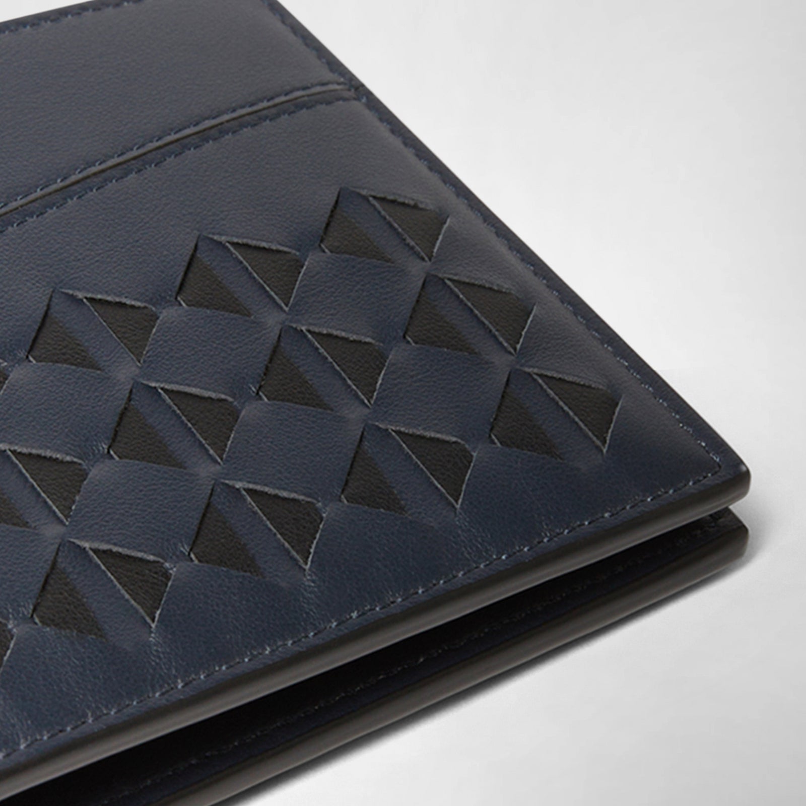 Leather bifold 6-card wallet in Mosaico navy blue
