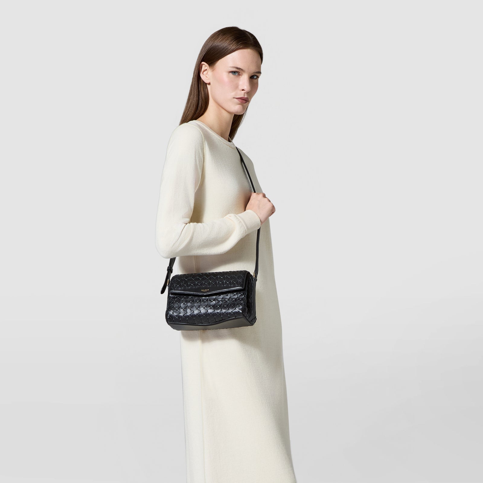 SERAPIAN MOSAICO ブラック レザー ショルダーバッグ　編み込み MOSAICOレザー製クロスボディバッグ ブラック