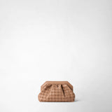 Frontalansicht: MINI-CLUTCH SECRET AUS MOSAICO steht vor hellem Hintergrund; die sandelholzfarbene Clutch zeigt ein dreidimensionales Mosaikgeflecht und einen kantigen Lederrahmen.