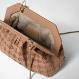 Detailansicht: Die MINI-CLUTCH SECRET AUS MOSAICO ist geöffnet und zeigt ihr helles Veloursleder-Innenfutter, das sandelholzfarbene Mosaico-Geflecht und eine goldfarbene Kette; Lederlabel: „SERAPIAN MILANO MADE IN ITALY“.