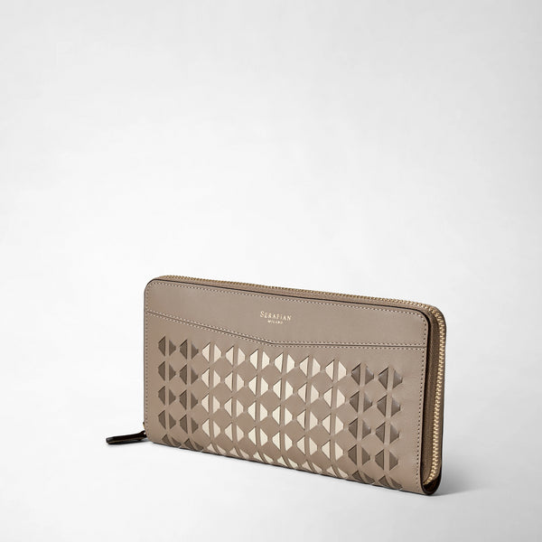Vista diagonale: ZIP-AROUND WALLET IN MOSAICO mostra un portafoglio in pelle nappa Sahara con intreccio Mosaico geometrico, zip dorata e scritta 'SERAPIAN MILANO' dorata.
