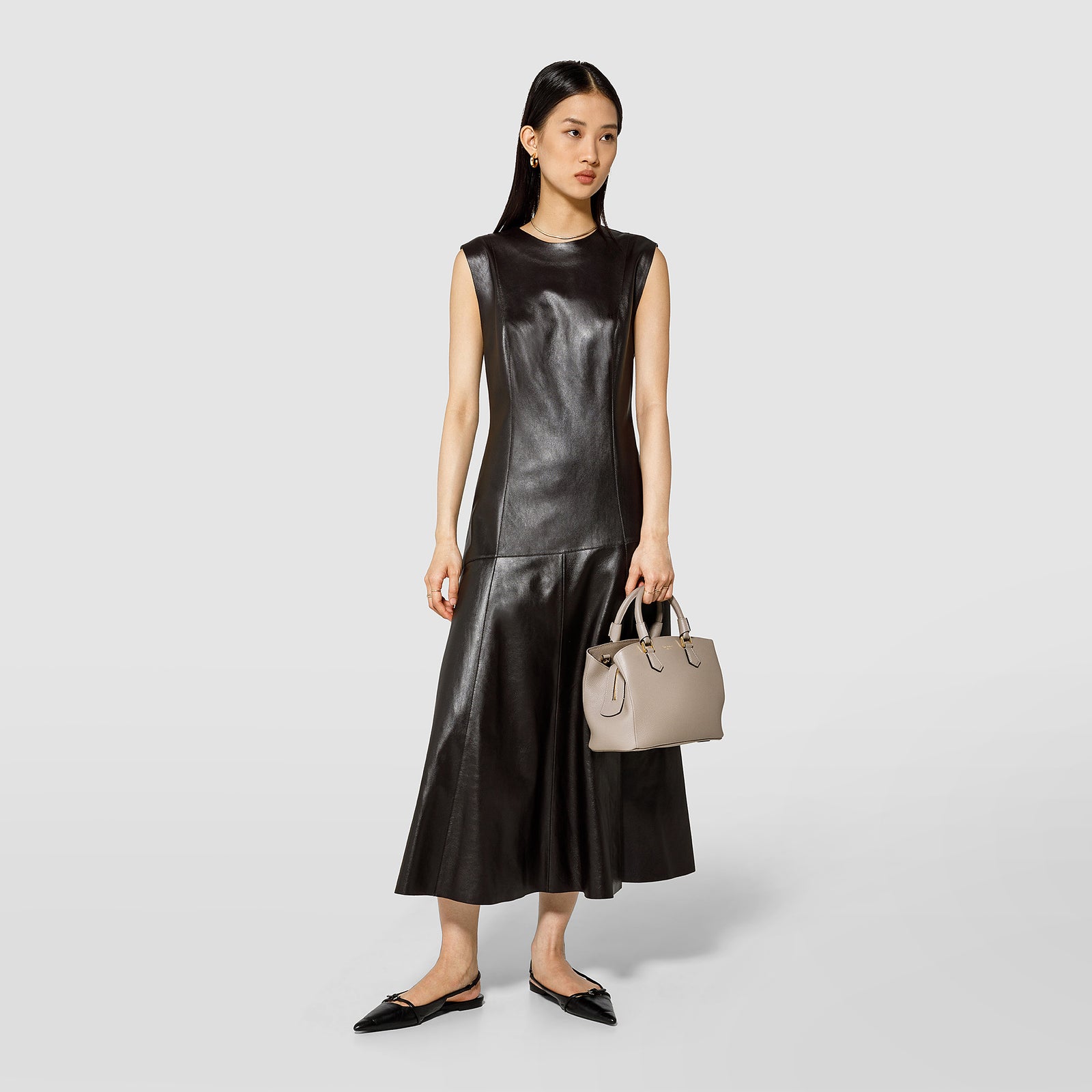 小物 rara small luna handbag in rugiada leather sahara