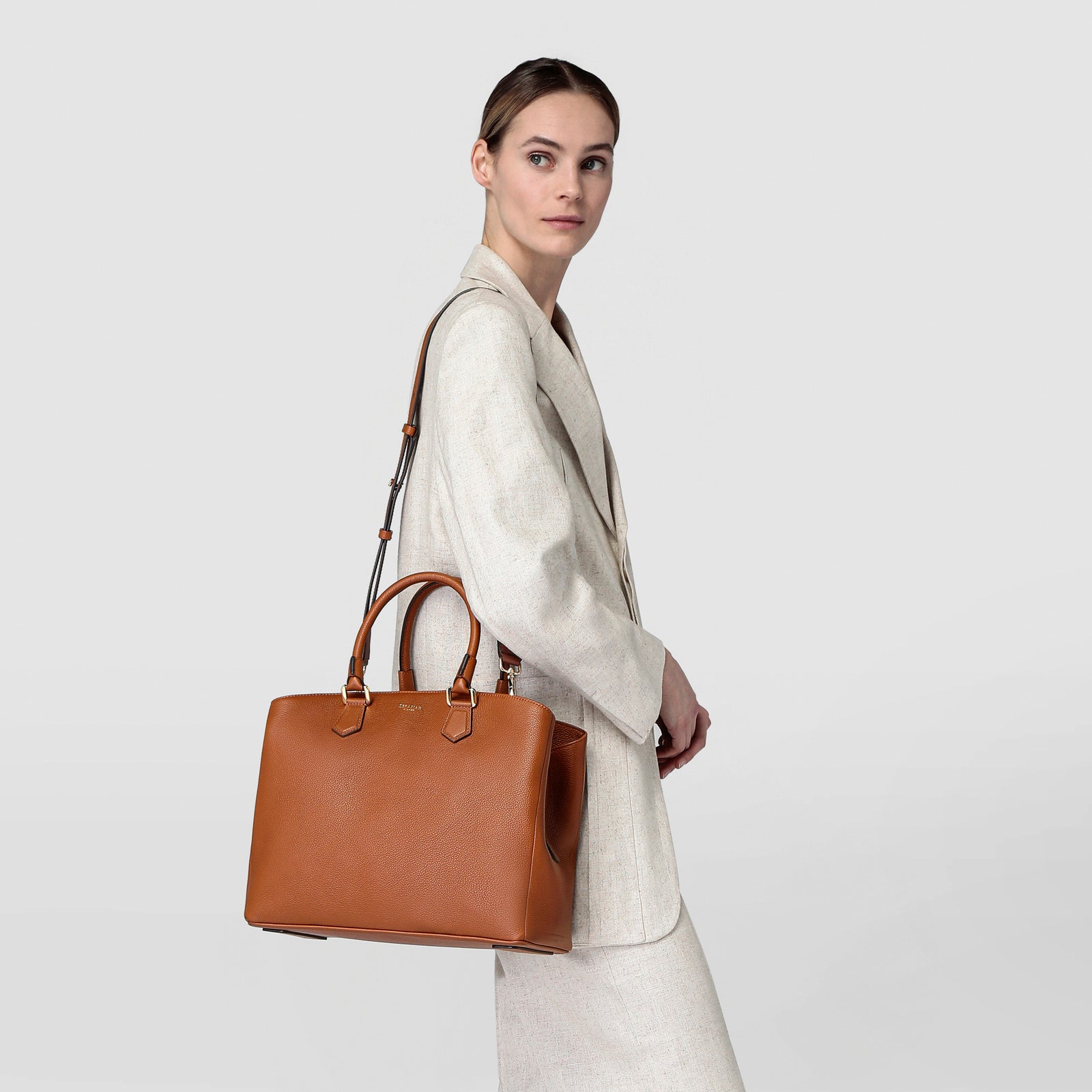 Luna handbag in rugiada leather cuoio