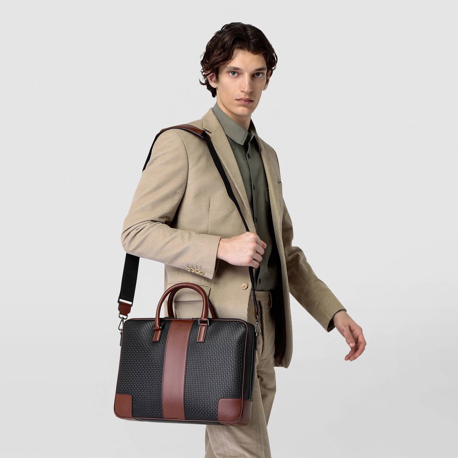 Slim briefcase in stepan 72 black cuoio – Serapian Boutique