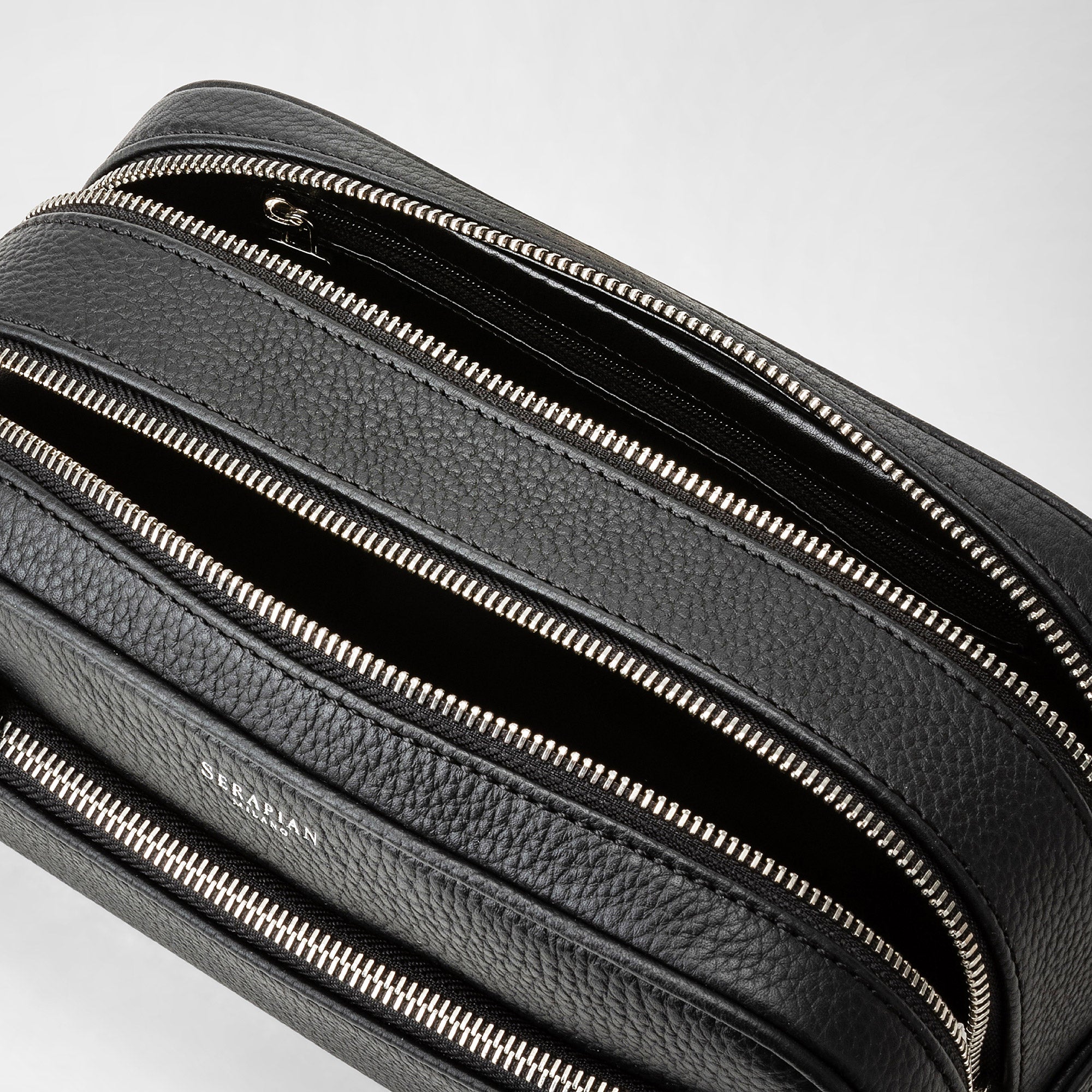 Double zip washbag in cachemire leather black