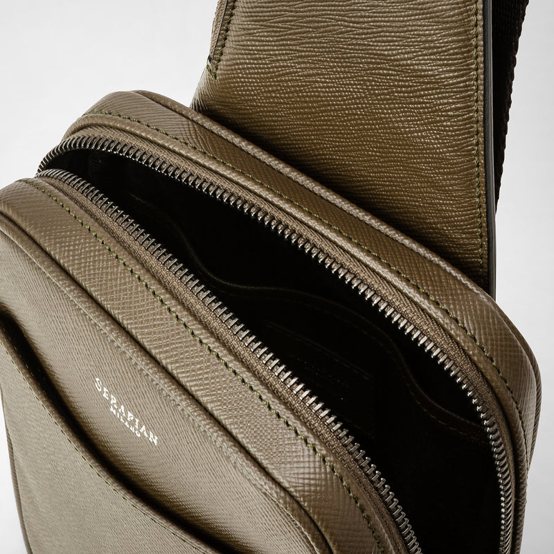 Sling backpack in evoluzione leather - olive green