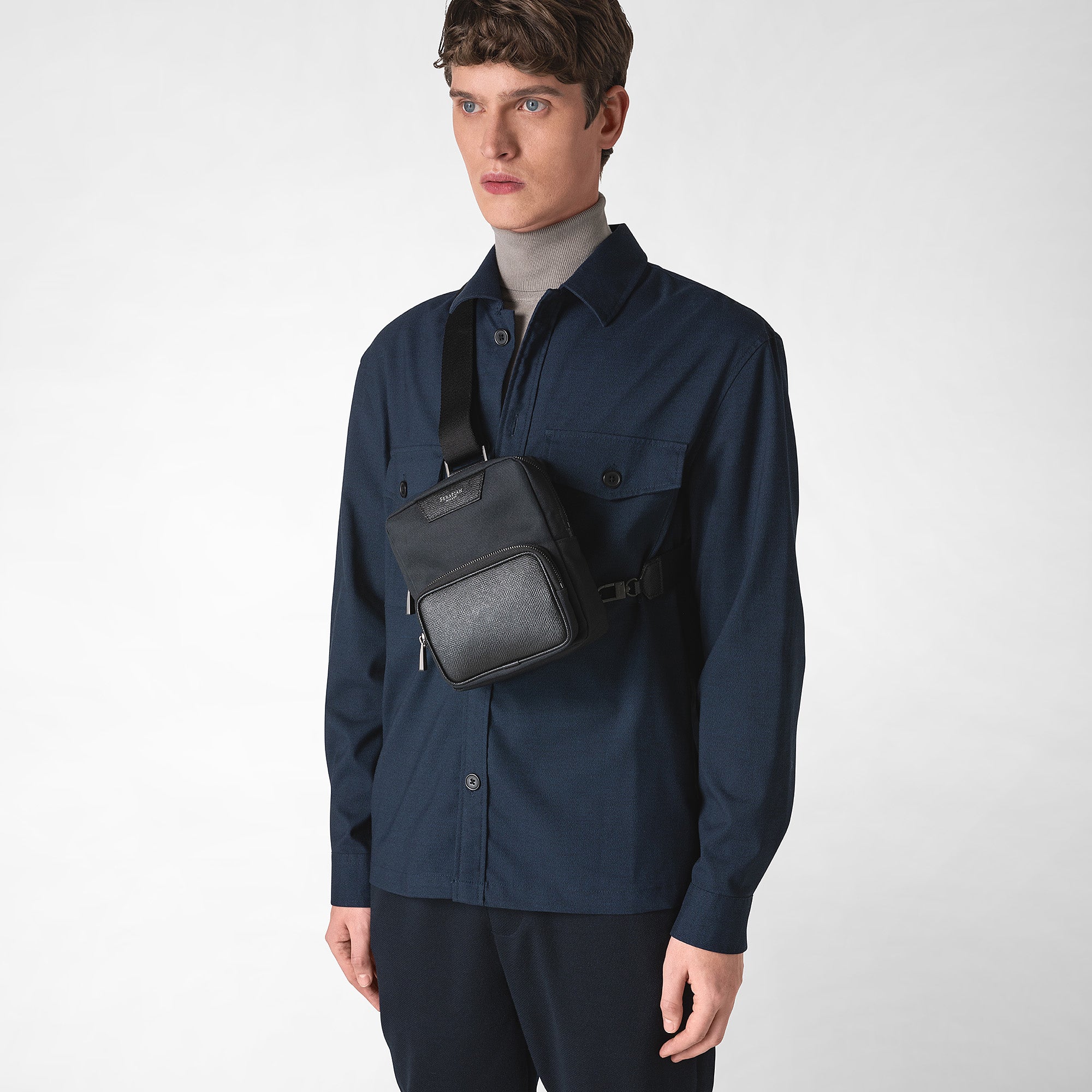 極美品✨ SERAPIAN セラピアン ボディバッグ スリング ショルダーバッグ Sling backpack in evoluzione leather navy blue