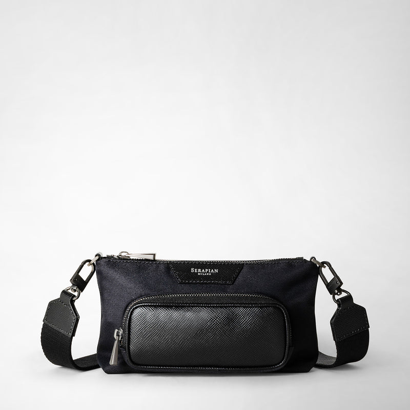 Envelope-minitasche aus recyceltem twill und evoluzione-leder - eclipse black