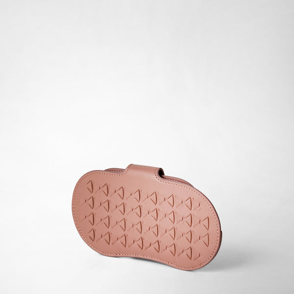Front view of GLASSES HOLDER IN MOSAICO in delicate blush, crafted from woven Mosaico leather with characteristic graphic Mosaico pattern.