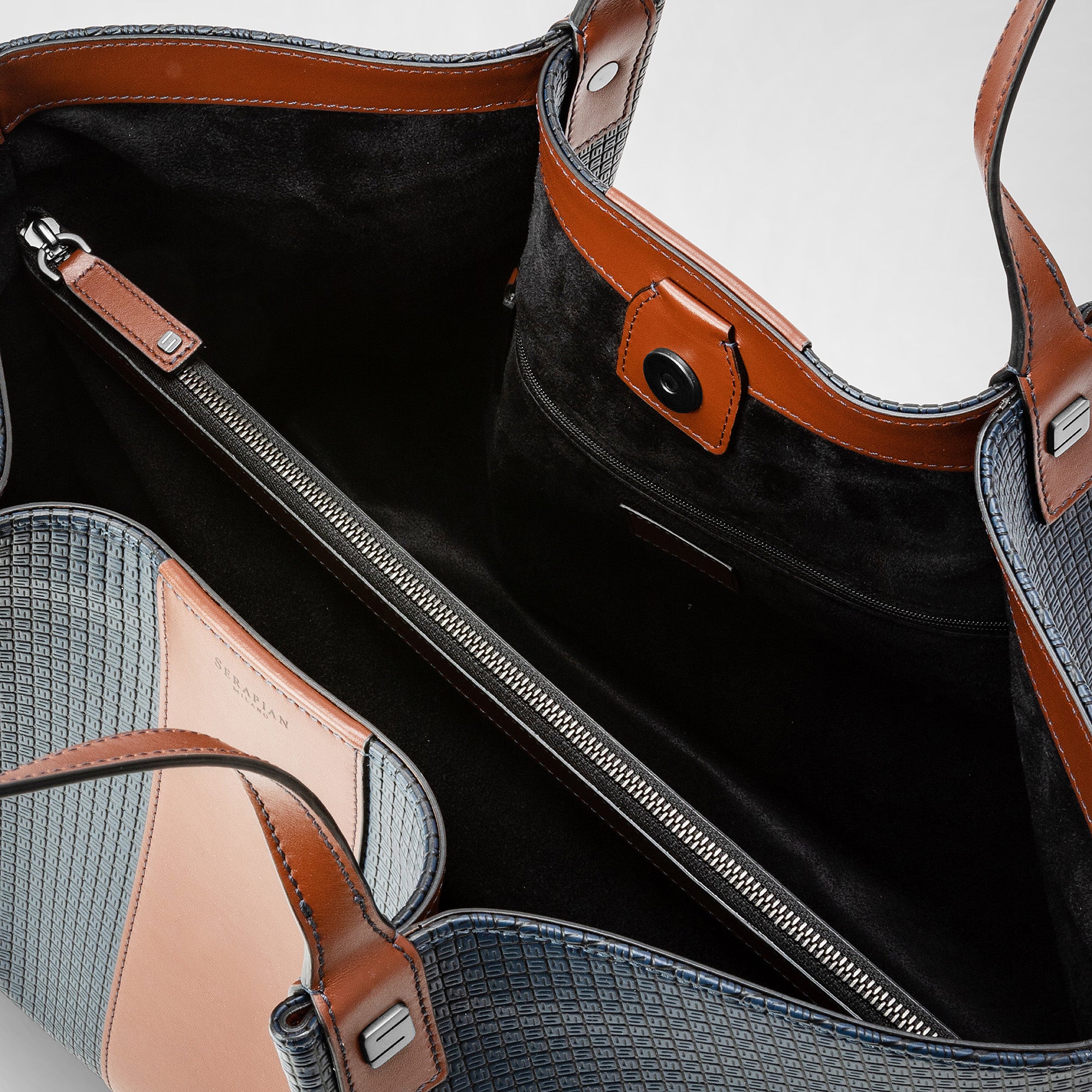 Day tote bag in cachemire leather olive green – Serapian